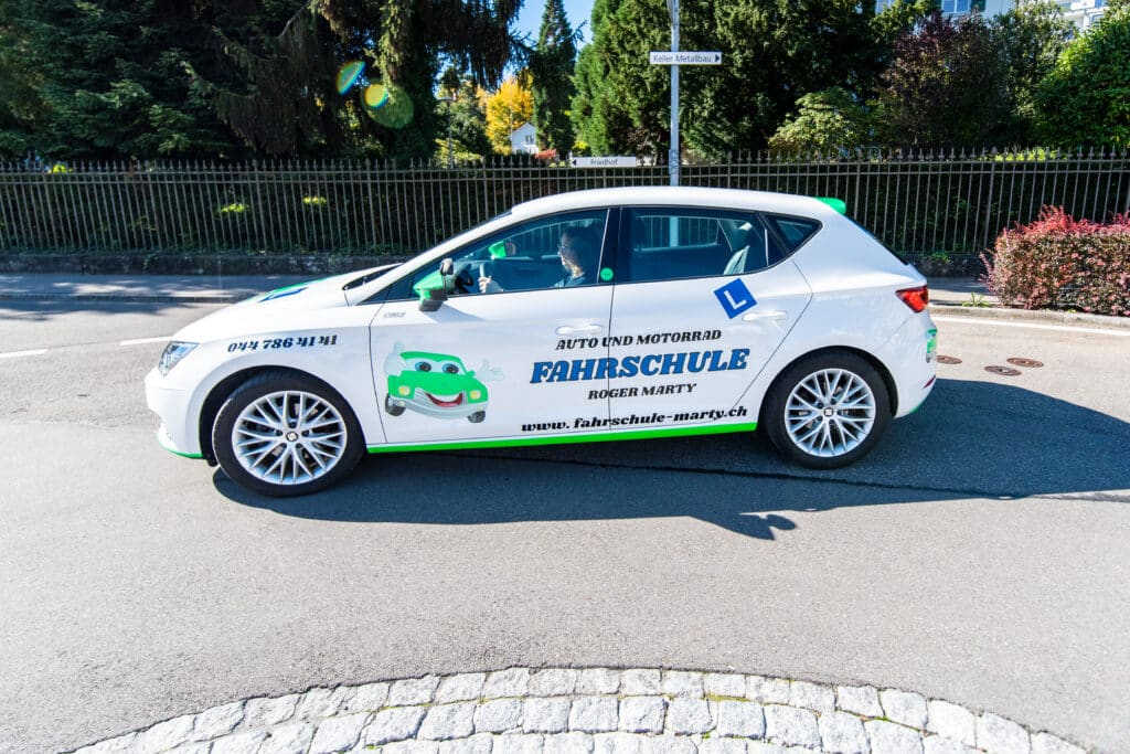 Auto Fahrstunden im Kanton Schwyz mit einem Fahrschüler während einer praktischen Fahrlektion